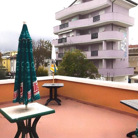 Hotel Villa Lorena Римини Экстерьер фото