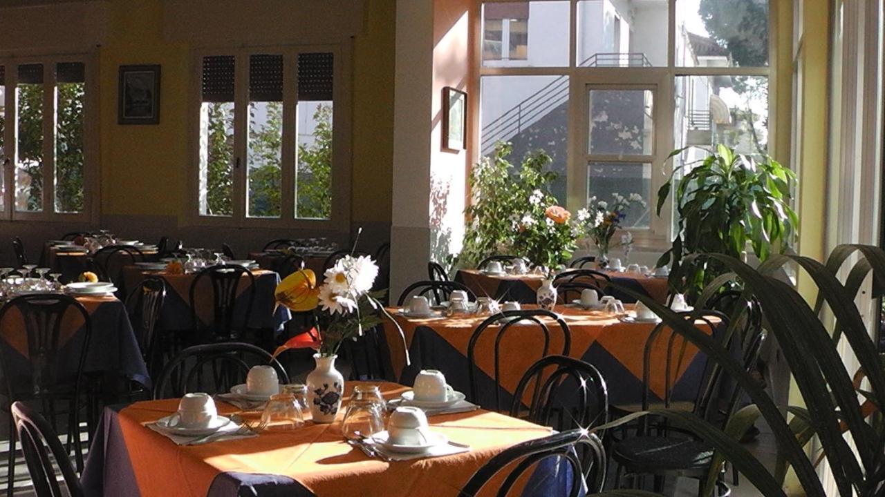 Hotel Villa Lorena Римини Экстерьер фото