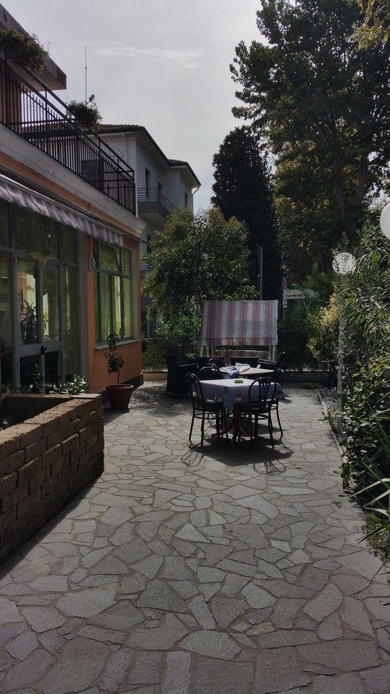 Hotel Villa Lorena Римини Экстерьер фото