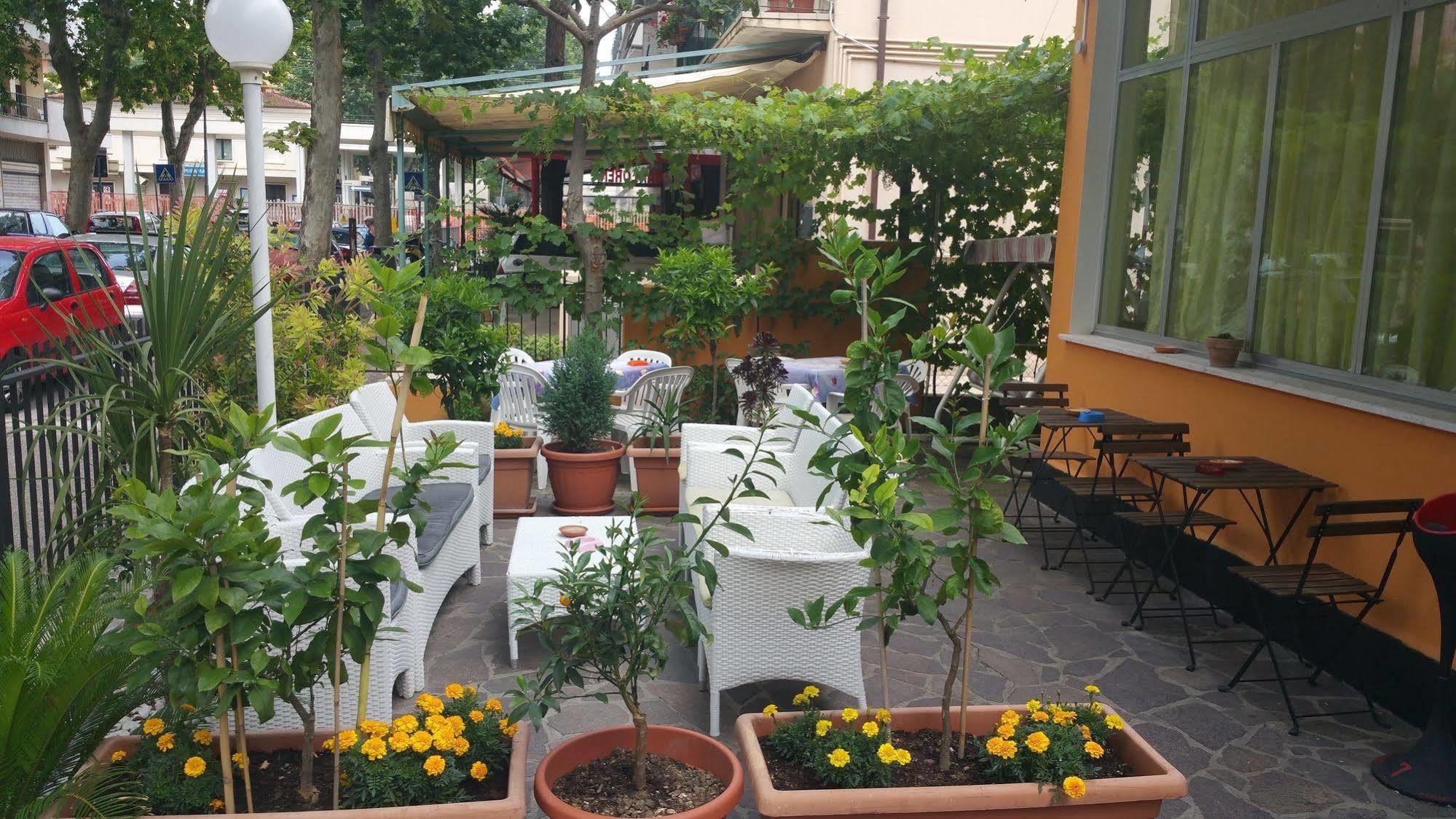 Hotel Villa Lorena Римини Экстерьер фото