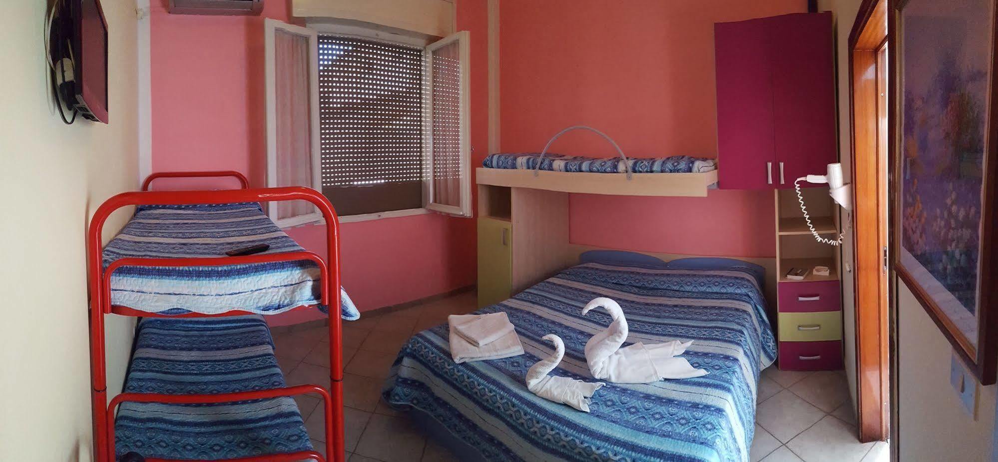 Hotel Villa Lorena Римини Экстерьер фото